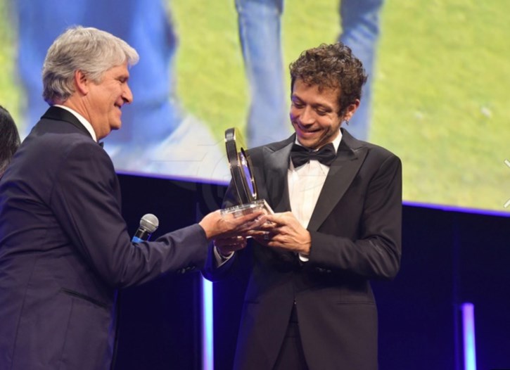 O Valentino Rossi τιμήθηκε από την FIM